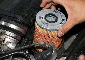 Через сколько менять масло в двигателе? Зачем менять моторное масло в машине, можно ли часто менять?